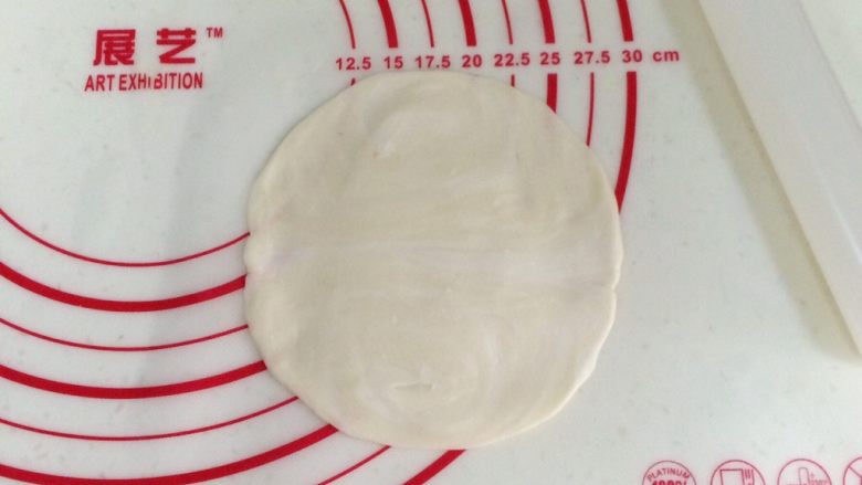 苏式鲜肉酥饼,用擀面杖擀成圆形状。