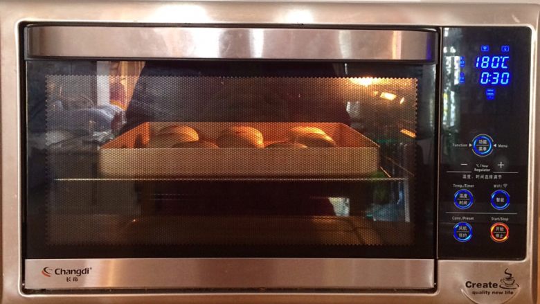 苏式鲜肉酥饼,包入预热好的烤箱中层，上下火180度烤约30分钟。