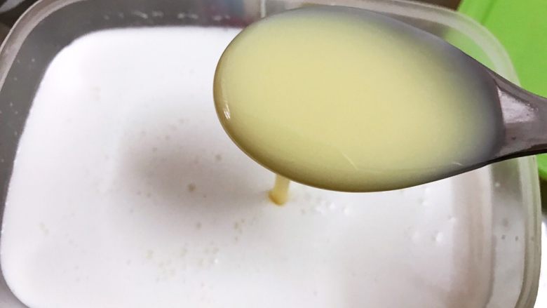 椰香红蜜豆烧仙草冻,按照个人口味加入3大勺炼奶