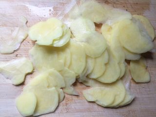 又香又脆又健康的自制薯片,土豆切片，尽量切得薄一些，薄皮更容易烤得脆
