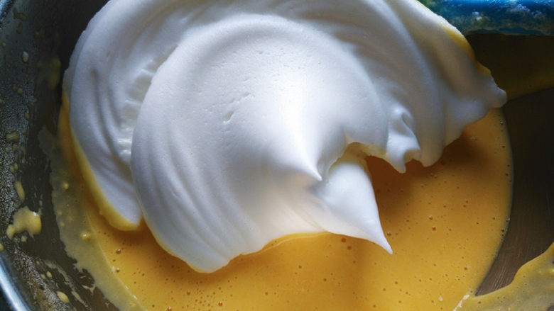 萨瓦林戚风蛋糕,将三分之一蛋白霜放入蛋黄糊中，搅拌均匀