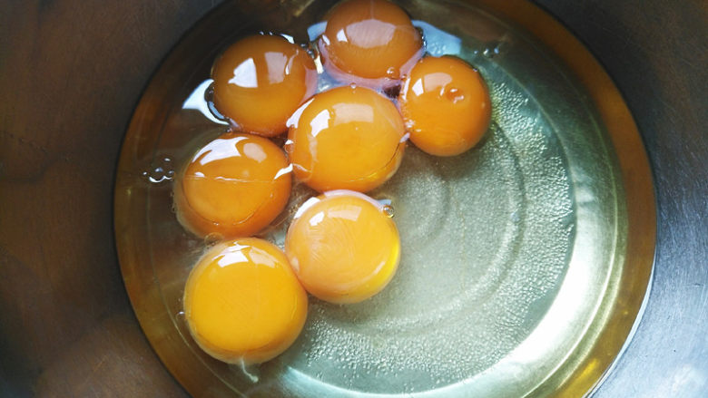 萨瓦林戚风蛋糕,分蛋，将蛋黄分入水油混合液里备用