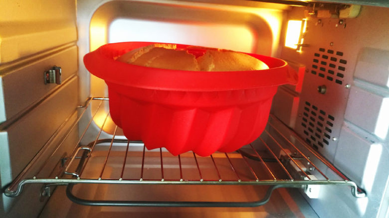 萨瓦林戚风蛋糕,放入预热好的烤箱中下层上下火130度60分钟