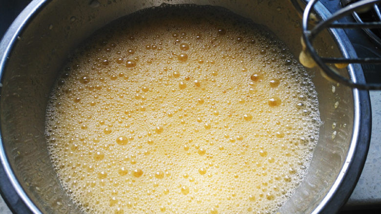 萨瓦林戚风蛋糕,将蛋黄液用电动打蛋器搅拌均匀