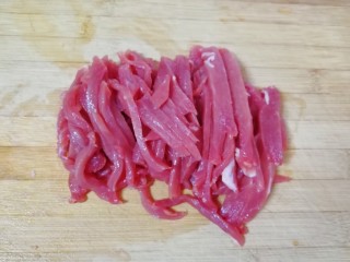 蒜苔炒牛肉,牛肉洗干净，切成条状。