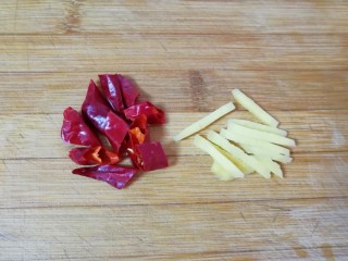 蒜苔炒牛肉,生姜切成条，干红辣椒切成段。