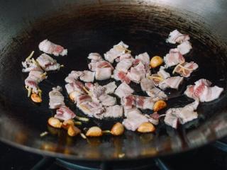 干锅花菜,加入猪肉，大火。
