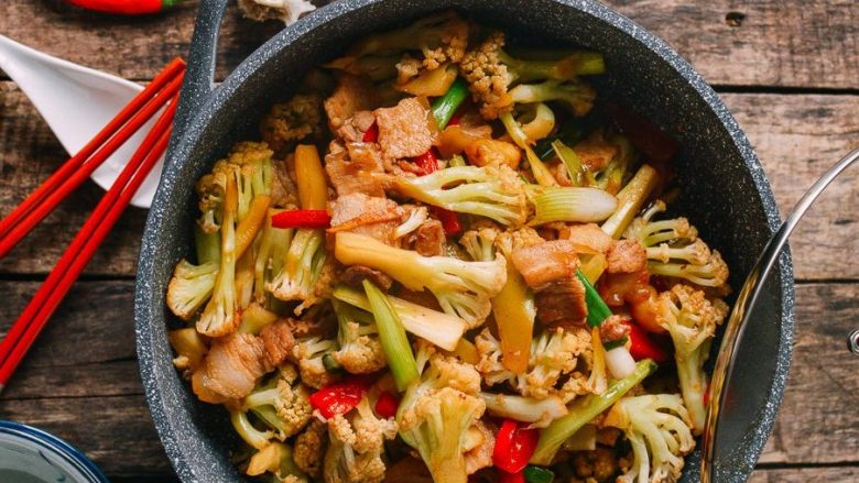干锅花菜,家里没有加热锅的就可以做成花菜炒肉版本。