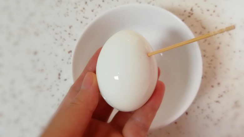 当归红糖煮鸡蛋,煮好的鸡蛋过凉水，剥去外壳，用牙签扎一些小孔(煮的时候汤汁可以渗到鸡蛋里面)。