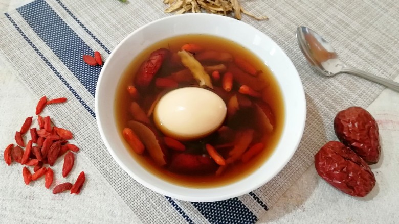 当归红糖煮鸡蛋,鸡蛋红枣枸杞都可以直接吃。