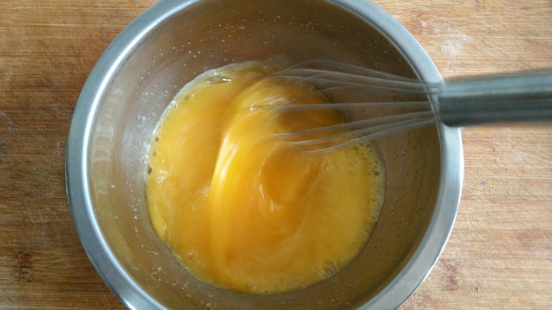 蕾丝蛋卷――高颜值的下午茶小点,将蛋液搅打均匀至白糖融化。