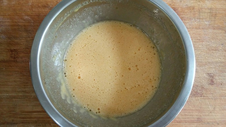 蕾丝蛋卷――高颜值的下午茶小点,将奶粉和蛋液继续搅打均匀。