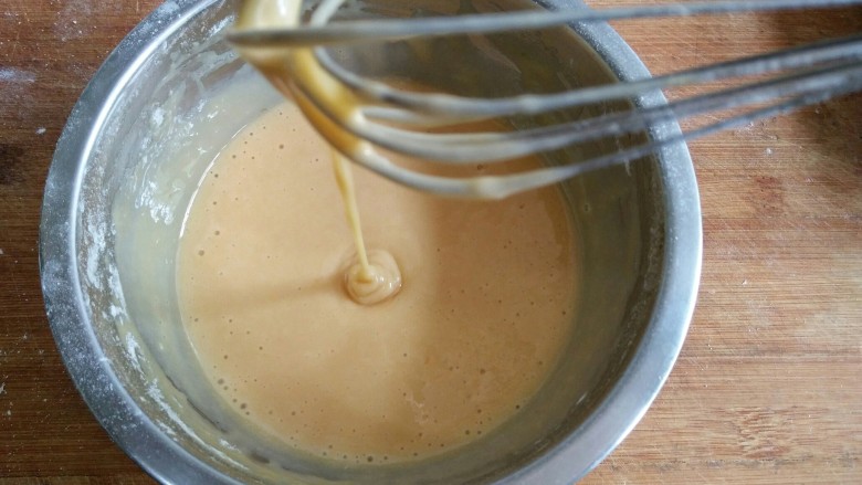 蕾丝蛋卷――高颜值的下午茶小点,将搅拌均匀至无颗粒状，粉糊提起滴落成缎带状即可。