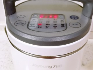双色皮冻, 选择豆浆机的“米糊”功能，按“启动”键，差不多半个小时就好了，晾凉备用。