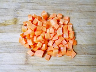 双色皮冻,胡萝卜去皮洗干净切成小丁。