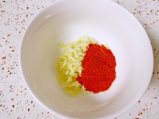 双色皮冻, 蒜瓣剁碎，放入辣椒面。