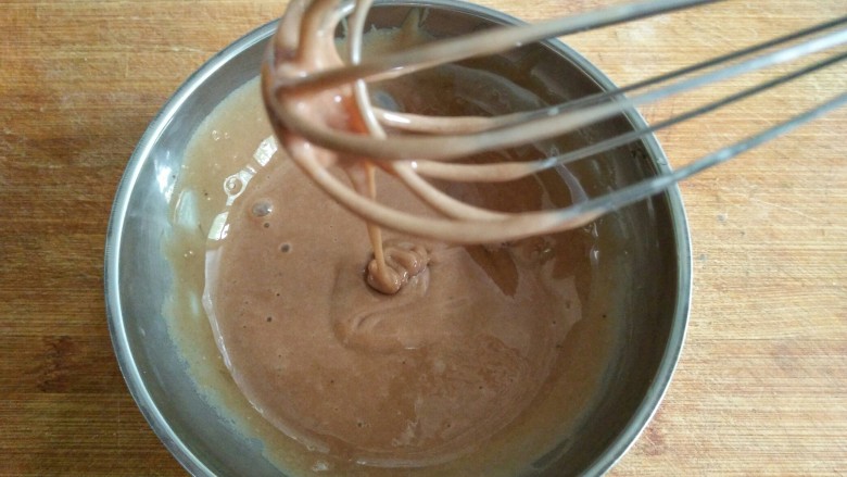 蕾丝蛋卷――高颜值的下午茶小点,同样的方法和配方调制可可味的粉糊。