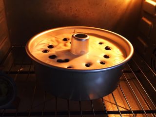 蓝莓中空戚风蛋糕,烤箱事先预热至150度，模具送入烤箱。