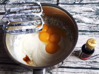 蓝莓中空戚风蛋糕,用打蛋器低速搅打十几秒，低筋粉混合没有疙瘩，再加入蛋黄和香草精。