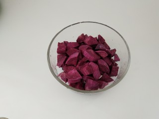 香蕉吐司卷,紫薯切丁
