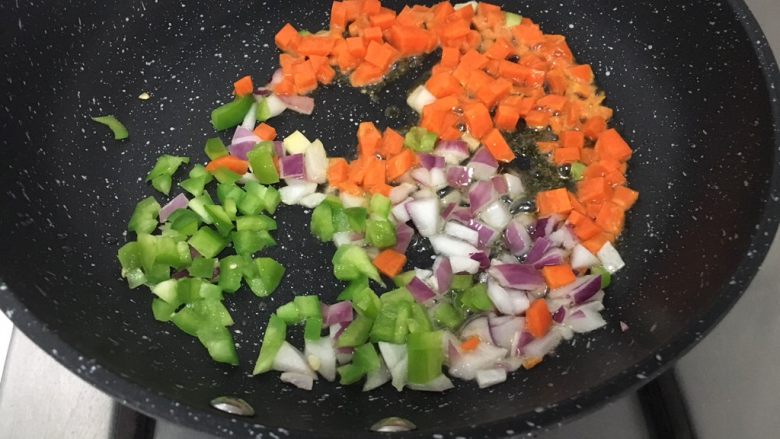 宝宝辅食10M➕：豆腐蔬菜条,锅里刷一层核桃油，先放入洋葱，然后加入胡萝卜和青椒炒至断生