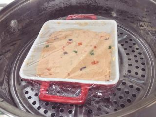 宝宝辅食10M➕：豆腐蔬菜条,表面裹一层保鲜膜（保鲜膜扎几个小洞），放入蒸锅，水开后大火再蒸15-20分钟。