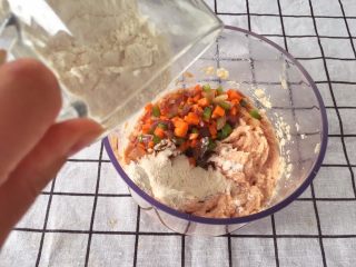 宝宝辅食10M➕：豆腐蔬菜条,加入30G面粉，一起搅拌均匀（1岁以内宝宝用虾皮粉调味，1岁以上宝宝可以用盐调味）