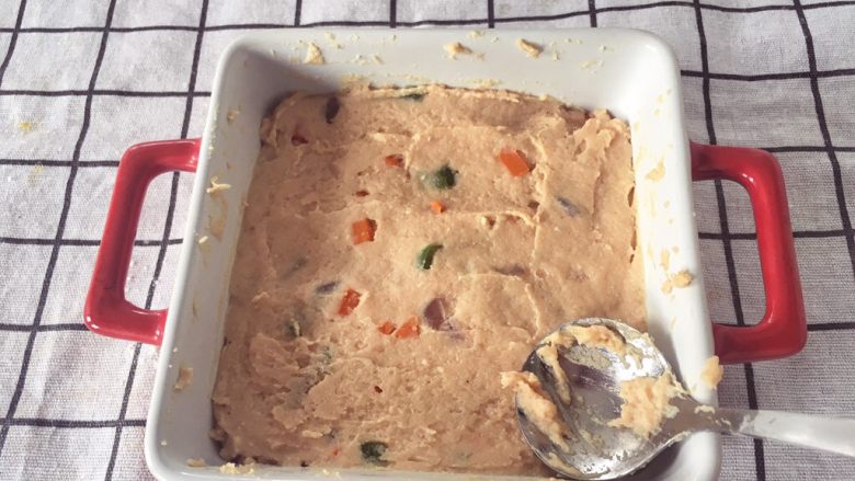 宝宝辅食10M➕：豆腐蔬菜条,往容器里倒入豆腐蔬菜泥，抹平表面