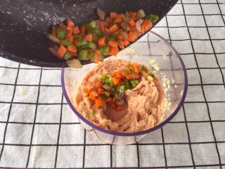 宝宝辅食10M➕：豆腐蔬菜条,炒好的蔬菜碎➕进豆腐肉泥里