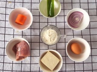 宝宝辅食10M➕：豆腐蔬菜条,准备好所有材料