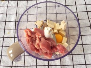 宝宝辅食10M➕：豆腐蔬菜条,里脊肉、老豆腐和鸡蛋放入料理杯中，搅打成豆腐肉泥