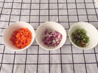 宝宝辅食10M➕：豆腐蔬菜条,洋葱、胡萝卜和青椒分别切碎备用