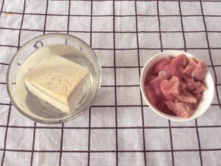 宝宝辅食10M➕：豆腐蔬菜条,将老豆腐用开水烫一下，可以减少豆腥味；里脊肉切小块备用