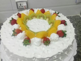超简单水果蛋糕
,黄桃切成三角形，弥猴桃切片，摆成图上的形状。