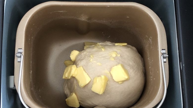 全麦豆沙软欧,放入软化的黄油，继续搅拌