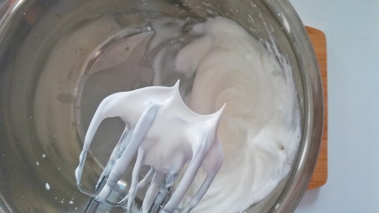 原味纸杯蛋糕,2枚蛋清，分3次加入糖粉，打发至干性发泡，即提起两个小尖尖不倒下即可。
