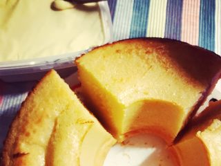 经光波烘焙的芝士蜂蜜蛋糕🍰,将蛋糕切块并涂抹上奶油芝士。