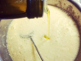 经光波烘焙的芝士蜂蜜蛋糕🍰,倒入适量橄榄油，均匀搅拌成蛋糕胚液。