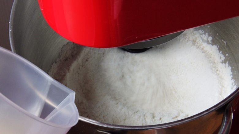 培根香葱面包圈,倒入发酵液。