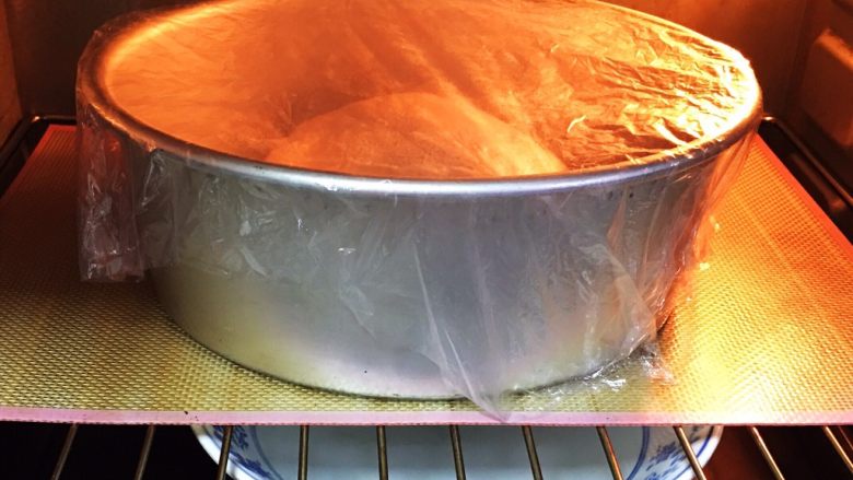 培根香葱面包圈,烤箱发酵档，模具送入烤箱发酵60分钟，底部放一碗热水，30分钟更换一次热水。