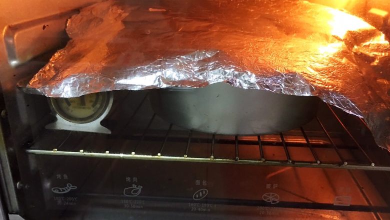 培根香葱面包圈,烤制时间25分钟，上色满意加盖锡纸。