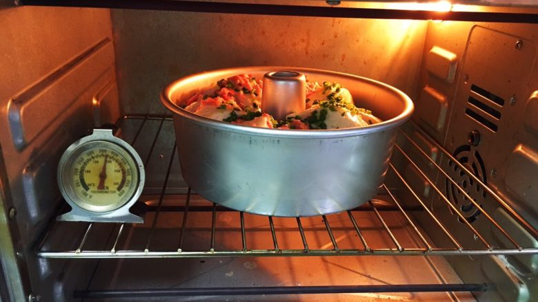 培根香葱面包圈,烤箱预热至180度，模具送入烤箱。