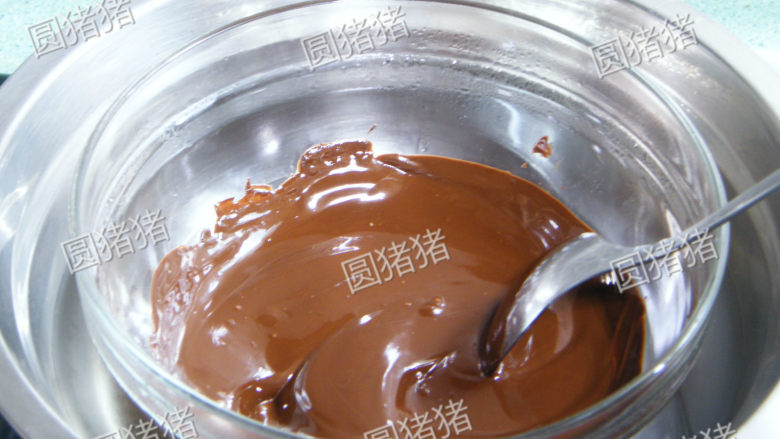巧克力芝士蛋糕,黑巧克力切小块，隔40度左右温水溶化成浆状。