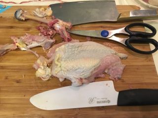 无敌台式三杯鸡,利用厨房剪跟切肉刀把鸡骨头卸下