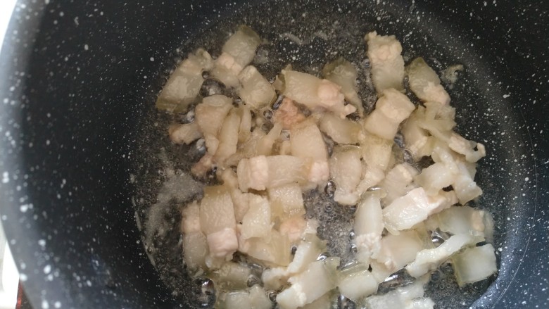 花椒芽酱,把肥肉倒入锅内煸炒出油来，猪肉炒至透明色。