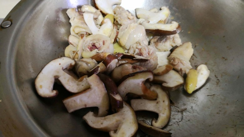 蘑菇烧琵琶腿,再加入香菇和口蘑翻炒。