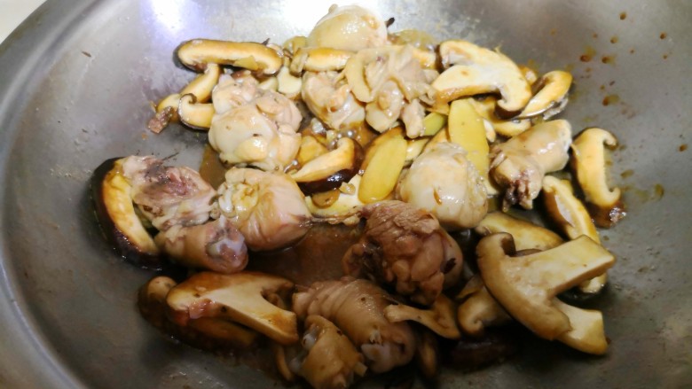 蘑菇烧琵琶腿,炒至金黄。