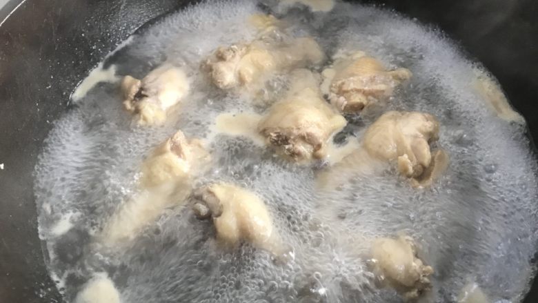 松茸炖鸡腿,煮开，肉类要凉水下锅才能焯出血水和脏东西