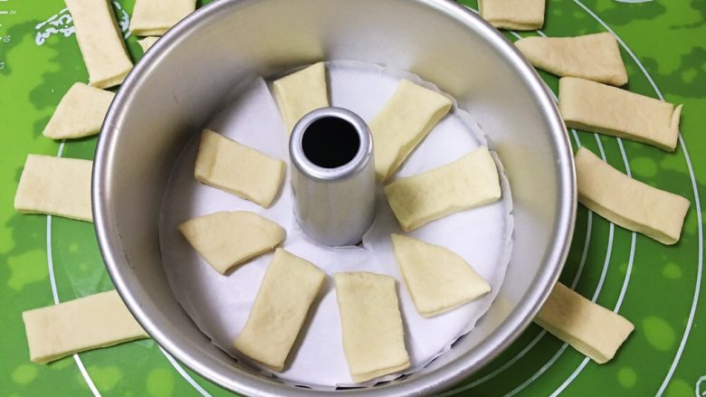 培根香葱面包圈,中空模具底部放烤盘纸，放八块面团。