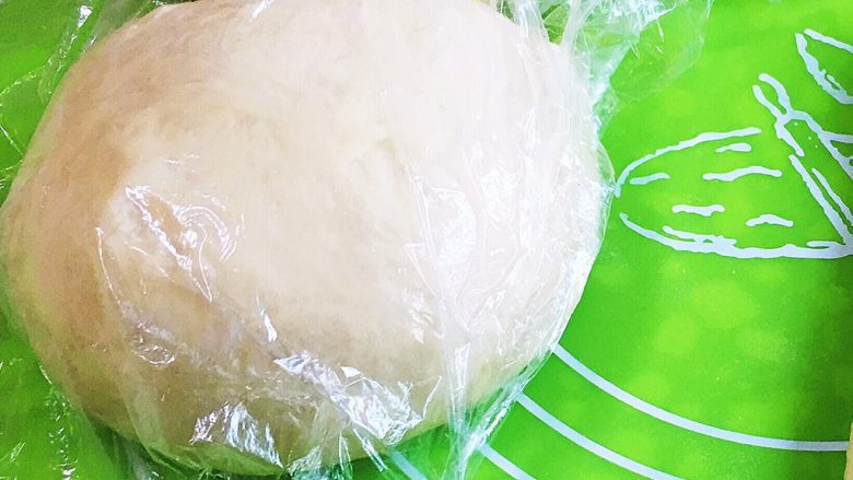培根香葱面包圈,盖上保鲜膜静置20分钟。